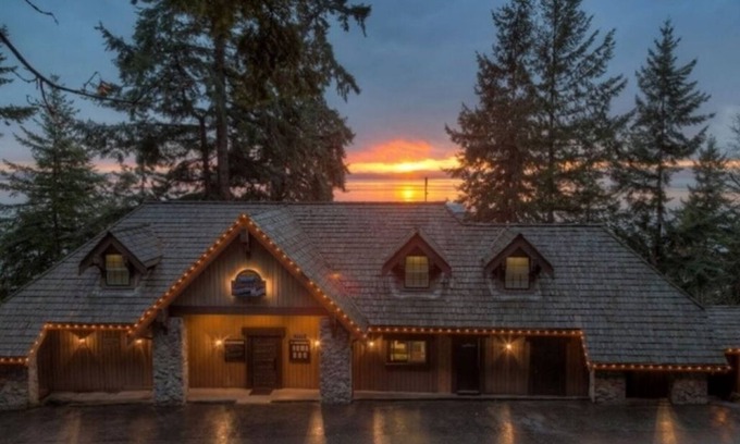 Bow Cabaña | New listing! Stunning Samish Island Retreat; “The Cannery Cottage”