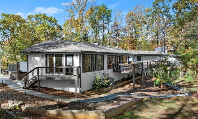 Dahlonega Cabina | New Listing! Three Chimney Lodge-Hot Tub/Game Room/Fire Pit/4 Bed!
