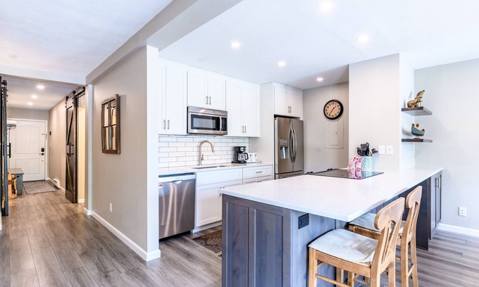 Four O'Clock Condominio | New Listing! Updated Condo; Walk to town, Slopes or Hiking