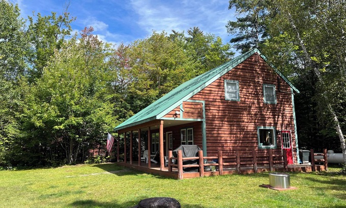 Carrabassett Valley Chalet De Esquí | New Listing! Cozy Chalet 10-Minute Drive to Sugarloaf, Sleeps 9