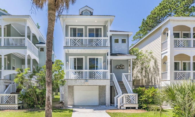 Bonito Boathouses Casa | New Listing! Walking distance to Marina.