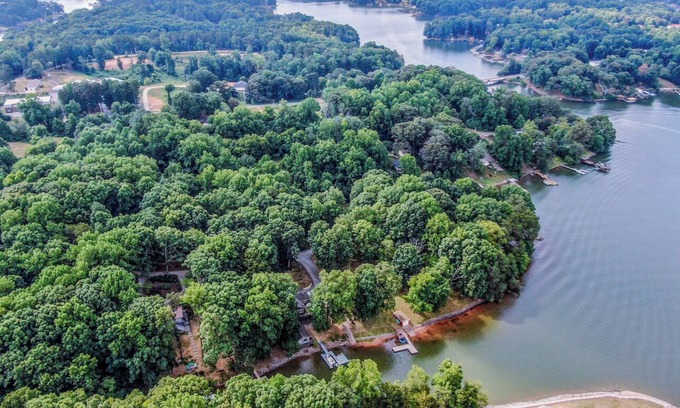 Sherrills Ford Cabaña | New listing! Waterfront cottage w/boat dock, hot tub
