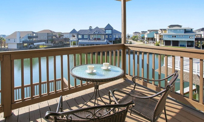 Galveston Casa | New Listing! Waterfront Home on Tiki Island, Only 5 Miles to Galveston-Tiki Retreat