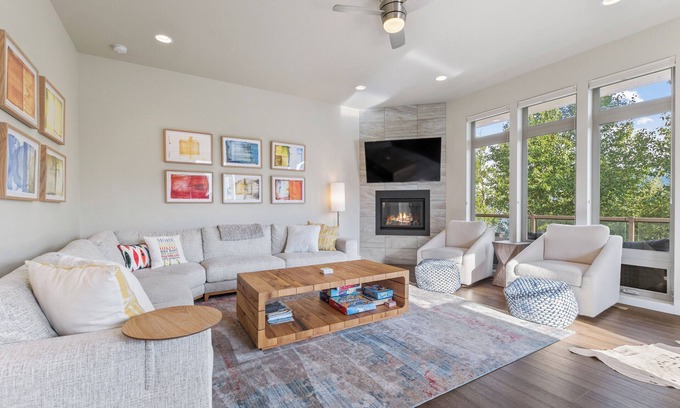 Whitefish Condominio | NEW Listing Waterfront, 3 bedroom, 2.5 bath condo, next to Whitefish City Beach