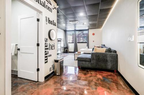 North Oakland Apartamento | New Loft 3 min to Childrens Hospital Sleeps 4