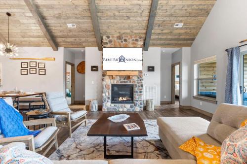 Table Rock Casa | New Log Cabin, Free Local Attraction Tickets Daily, Ozark Views, Cmty Amenities!