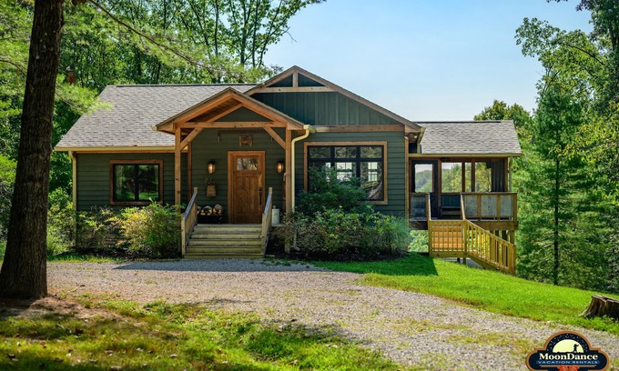 Gnaw Bone Cabina | New log cabin on 52 acres, pet-friendly!