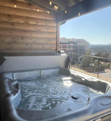 Table Rock Casa | New Log Cabin with Ozark Sunset Views, $400 Daily Activities Included, Pickleball