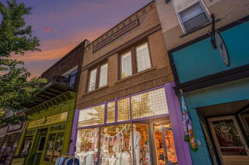 Grand Haven Apartamento | NEW Love Mi Getaway Loft with Deck on Washington Ave 110