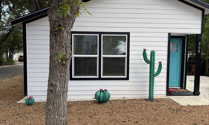 Lockhart Casa | New Lovely Lockhart Home with a Lawn