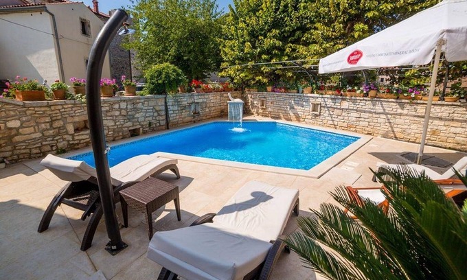 Svetvincenat Casa | NUEVO !!!Encantadora casa restaurada con piscina privada y cascada