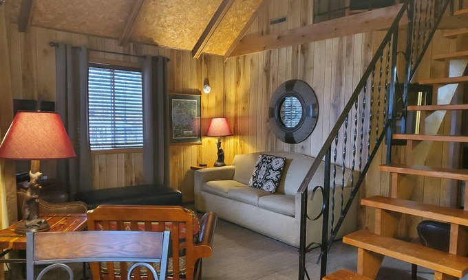 Ridgedale Cabaña | New Low Rates for Walk-to-the-Lake Cottage w/Dock. Close to it All!