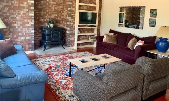 Whitehall Casa | New! Lower Level Ranch Home - 10 mins to Town