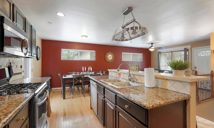 Arvada Plaza Area Casa | New Lux Jetted Hot Tub Patio & Yard Fast WiFi