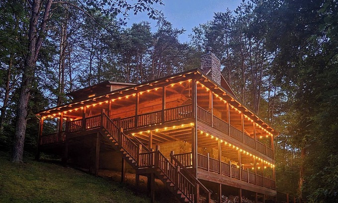 Logan Cabina | NEW! Luxe Dog-Friendly Cabin~Hot Tub~Game Room