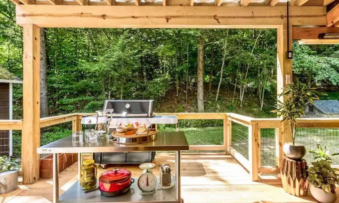 Shandaken Casa | New “Luxe” High Design “Inn” on Creek Near Skiing