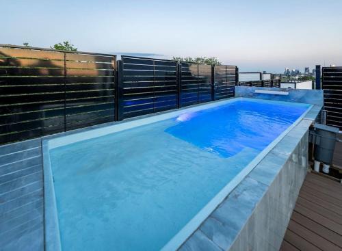 Katie Hill Neighborhood Casa | NEW Luxe Skyline Views - 20' Heated Rooftop Pool
