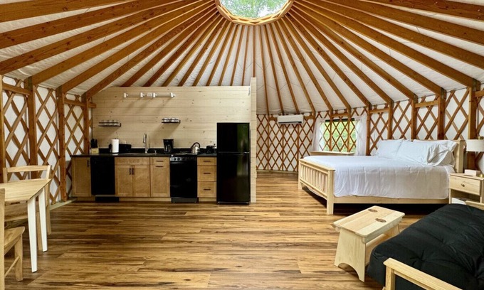 Bar Harbor Alquiler De RV | New luxurious 24’ yurt located in Bar Harbor, Maine with access to Northeast Creek