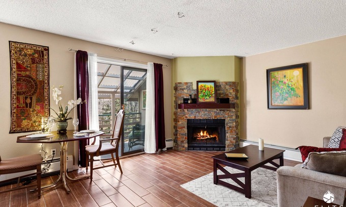 Spenard Apartamento | New Luxurious and Cozy top floor Condo , wifi and close to the airport.