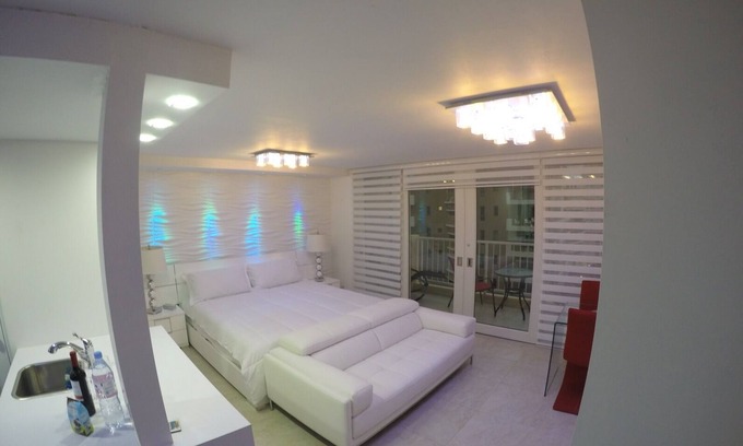 Isla Verde Apartamento | NUEVO - LUJOSO ESTUDIO MODERNO - pasos de la playa, restaurantes y hoteles