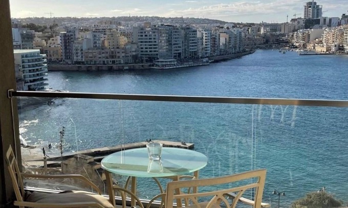 Tower Road Apartamento | NEW Luxurious Seafront Apt. with Breathtaking View