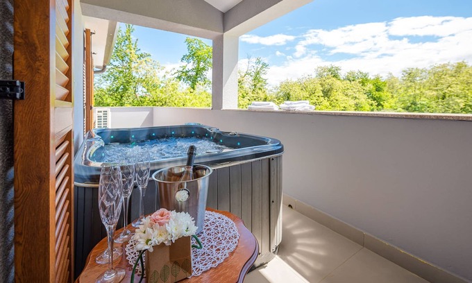 Savudrija Villa | Nueva y lujosa casa de Val Serena de dos pisos cerca del mar Jacuzzi sauna Wifi