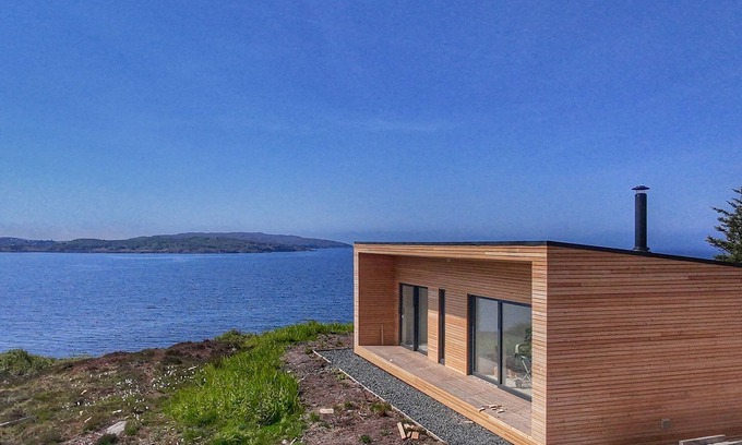 Gairloch Cabina | New Luxury 1 bedroom house with breathtaking ocean + mountain views. West bothy