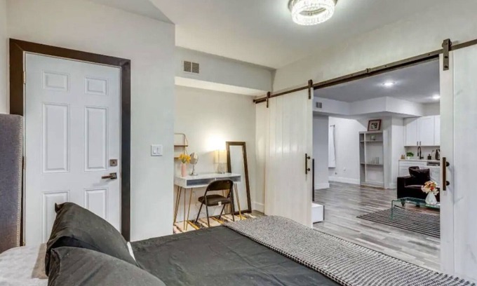 West Side Condominio | New Luxury 1Bdr Apt. Free Parking & Private Backyard