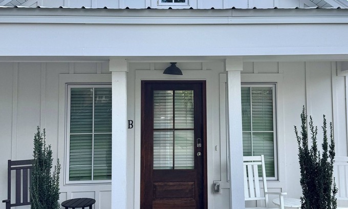 Auburn Cabaña | New Luxury 1BR Cottage in Downtown Auburn Cottage District!
