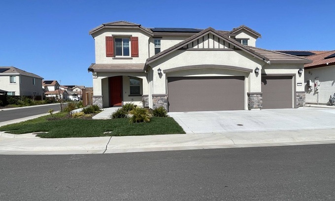 Sacramento Casa | New Luxury 2,850 Square Feet House with EV Level 2 Charger in Great Location
