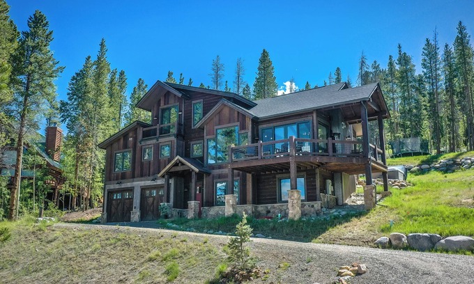 Forest Hills Casa | NEW luxury 4 Bedroom Home with spectacular views
