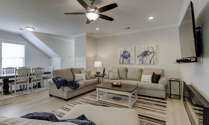 Hilton Head Casa | New Luxury 4 BR 3.5 BA Vacation Home 2 Kings 3 Queen Bikes & Beach Gear included