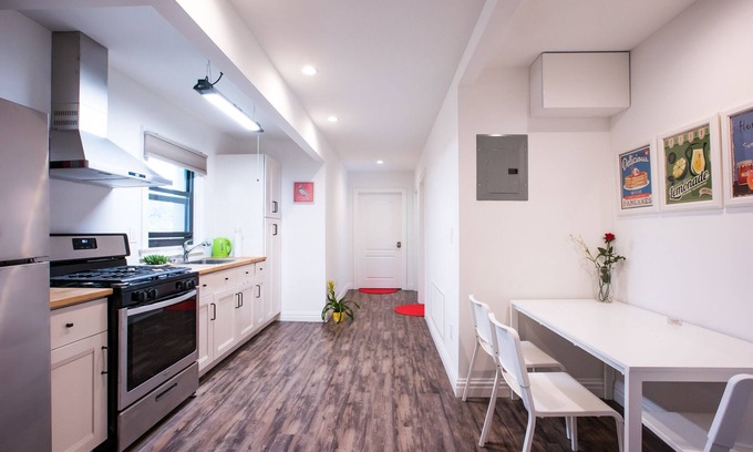East Flushing Apartamento | NEW! Luxury 4BD/4BA w/ Rooftop Terrace & Outdoor Patio Kitchen