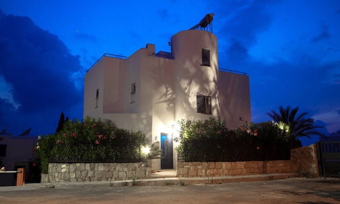 Chlorakas Villa | ¡NUEVO! Lujosa villa de 8 dormitorios con magnífica terraza en la azotea, a 100 metros del mar.