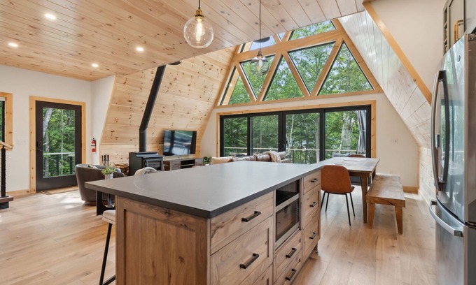 Harrison Casa | NEW Luxury A-Frame, Lake Access w/ hot tub