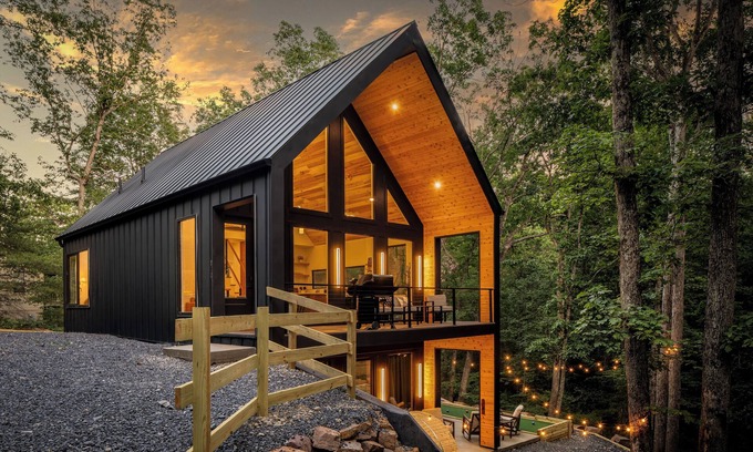 Mount Jackson Cabina | NEW Luxury Cabin w/Sauna, Hot Tub, FirePit, Bocce, GameRoom! Minutes to Bryce!