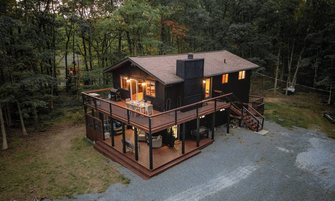 Albrightsville Chalet De Esquí | New! Luxury Chalet-Sauna-Hot Tub-Pac Man.Lake & Beach Access-Courts-Playground