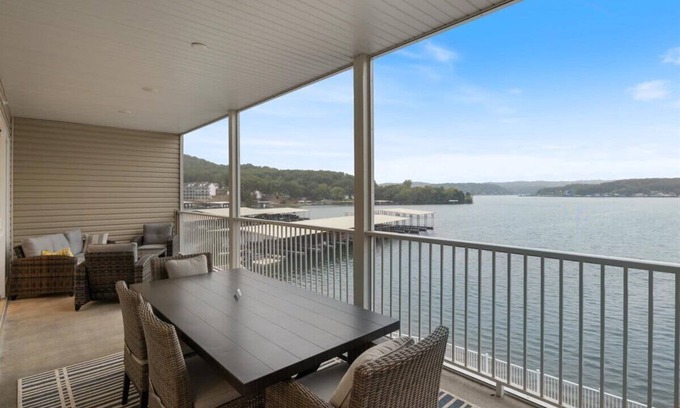 Camdenton Condominio | New Luxury Condo Near the Cave