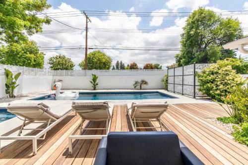 Los Angeles County Casa | New luxury entertaining house with Pool Spa Sauna Tesla charger Pets