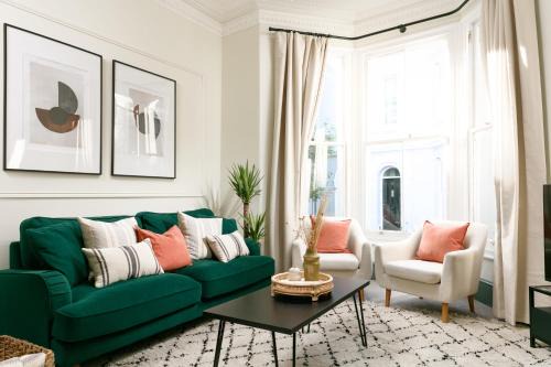 Barbican Casa | NEW LUXURY for 2024 - Central Plymouth House - Sleeps 10 - Access to Plymouth Town - Close to The Barbican - Pets welcome - Parking Available - By Luxe Living by Sophia