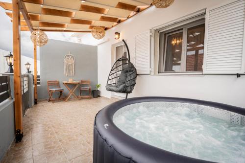 Salakos Casa | New - Luxury Getaway with Jacuzzi Platanos House - Salakos