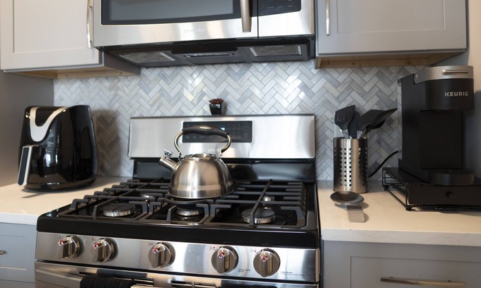 Hackensack River Waterfront Apartamento | ** NEW Luxury Hidden Jersey GEM** Your HomeTwo!