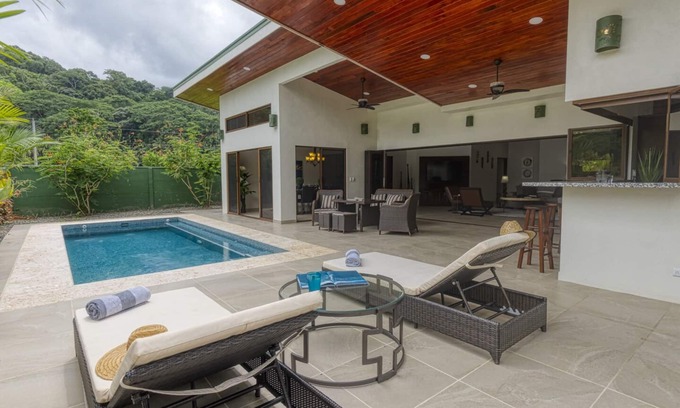 Dominical Casa | Nueva casa de lujo, piscina privada! 300 pasos a la playa, 8 min. caminar a bares y restaurantes