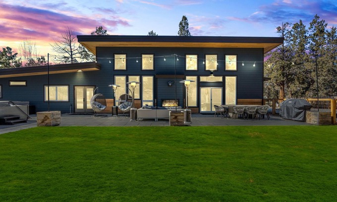 Tumalo Casa | New! Luxury Home ~River View/Access~Hot Tub~Fireplace~Brand New Furnishings!