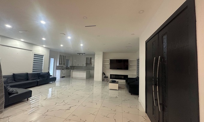 Surrey Newton Casa | New luxury home with a massive private backyard