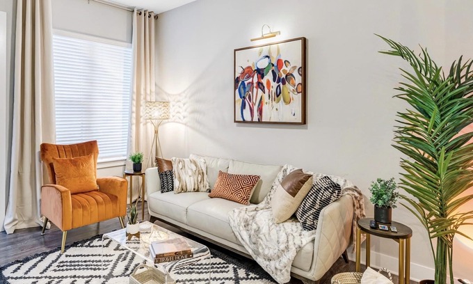Las Colinas Apartamento | ⭐️New⭐️ Luxury King Suite Near Airport | Lake View | Fast WIFI | FREE Parking