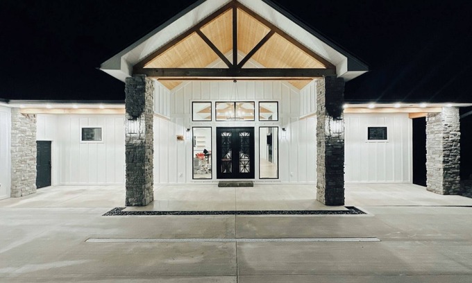Jacksboro Casa | New LUXURY LAKEFRONT home! Sleeps 17 w/private baths,bunks,games,dock,parking!
