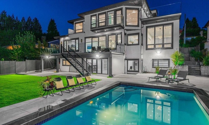 Hollyburn Casa | New Luxury Large Modern Home with Pool & Views