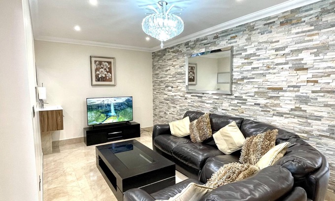 Tea Green Casa | New Luxury Modern House Near Airport Free Parking