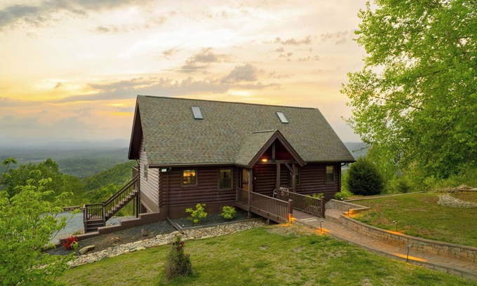 Bostic Cabina | NEW Luxury Mountain Cabin with Stunning Sunset Views